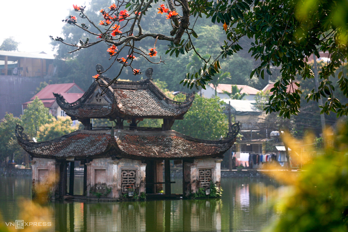 Duong Lam Viet Ancient Village – Thay Pagoda full day